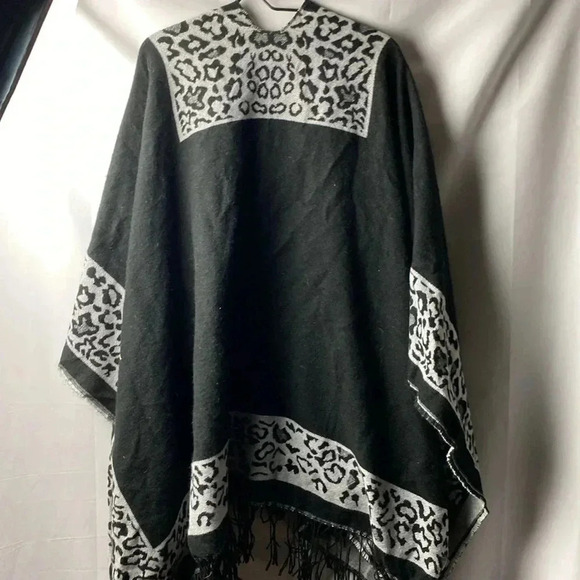 UNBRANDED WOMENS ONE SIZE FITES MOST OVERSIZED WRAP BLACK WITH GRAY ANIMAL PRINT - Picture 6 of 7